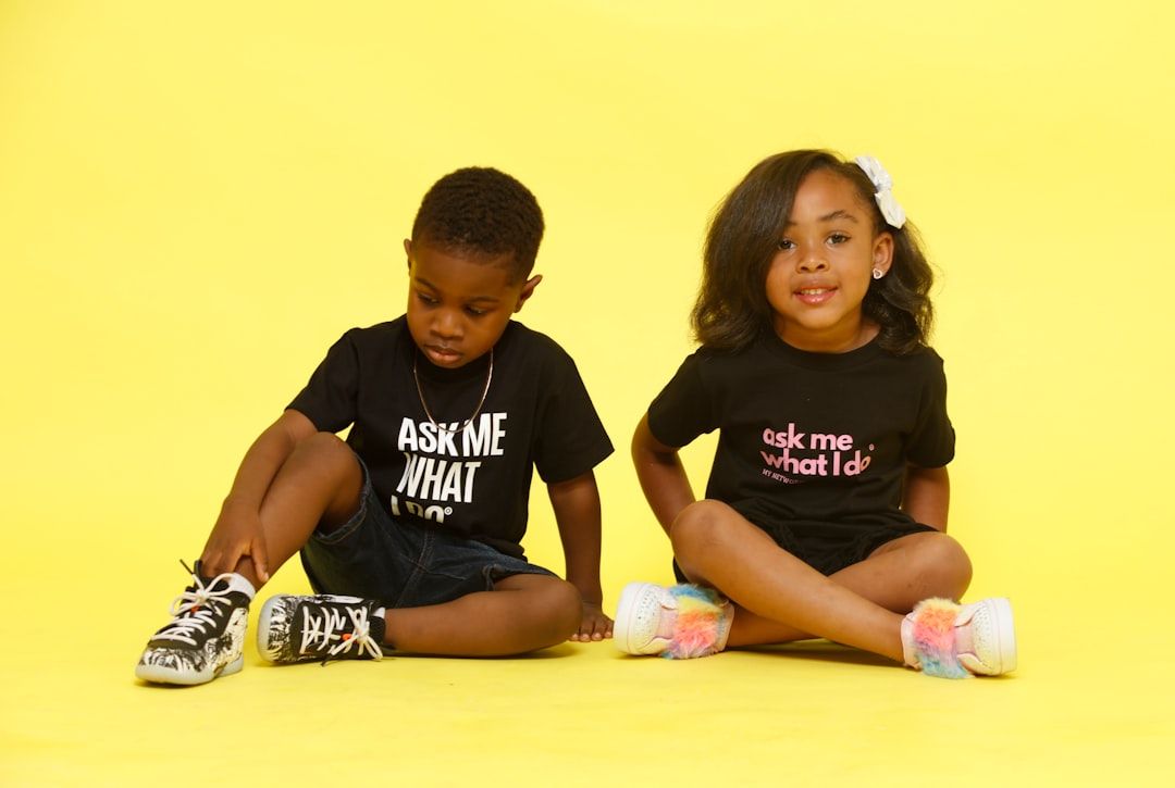 Deux enfants portant des t-shirts noirs tendance Kids Brand Store.