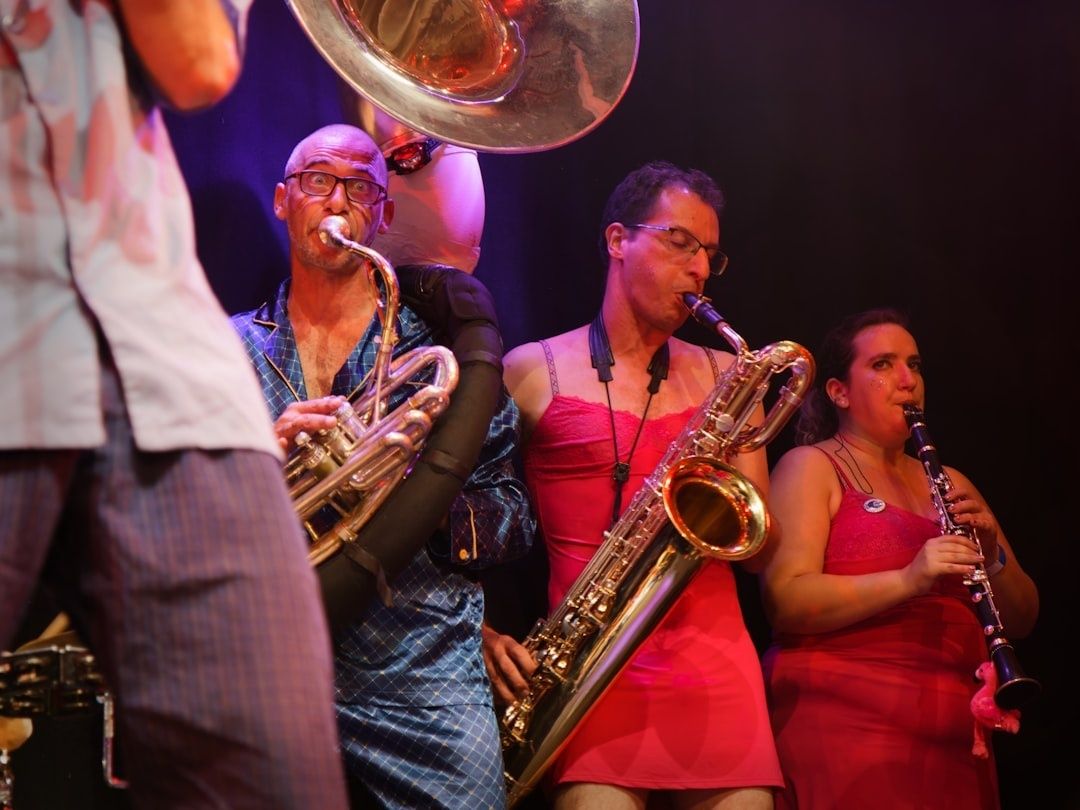 Musiciens jouant des cuivres et une clarinette sur scène