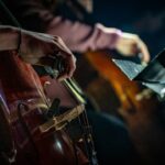 Gros plan sur un violoncelle joué au sein d’un ensemble musical