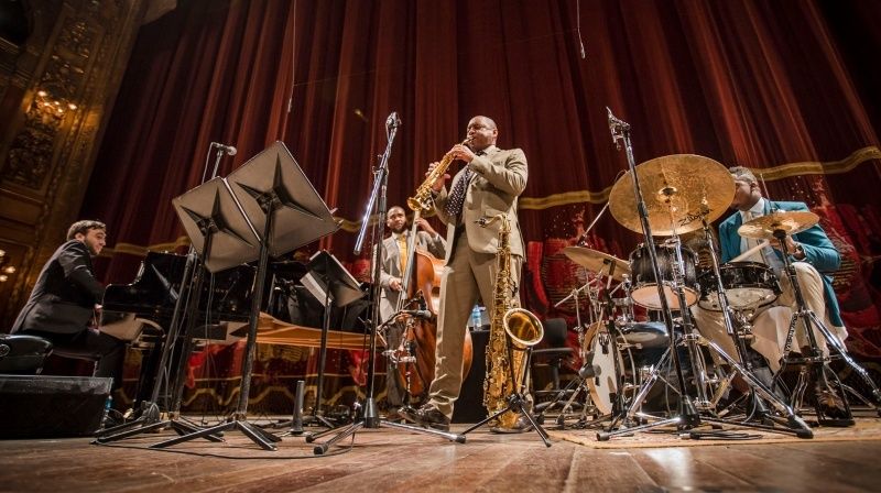 Un ensemble de jazz joue ensemble sur scène, sans chef visible