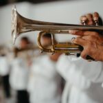 Gros plan sur un trompettiste jouant dans un ensemble de jazz