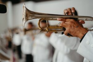 Gros plan sur un trompettiste jouant dans un ensemble de jazz