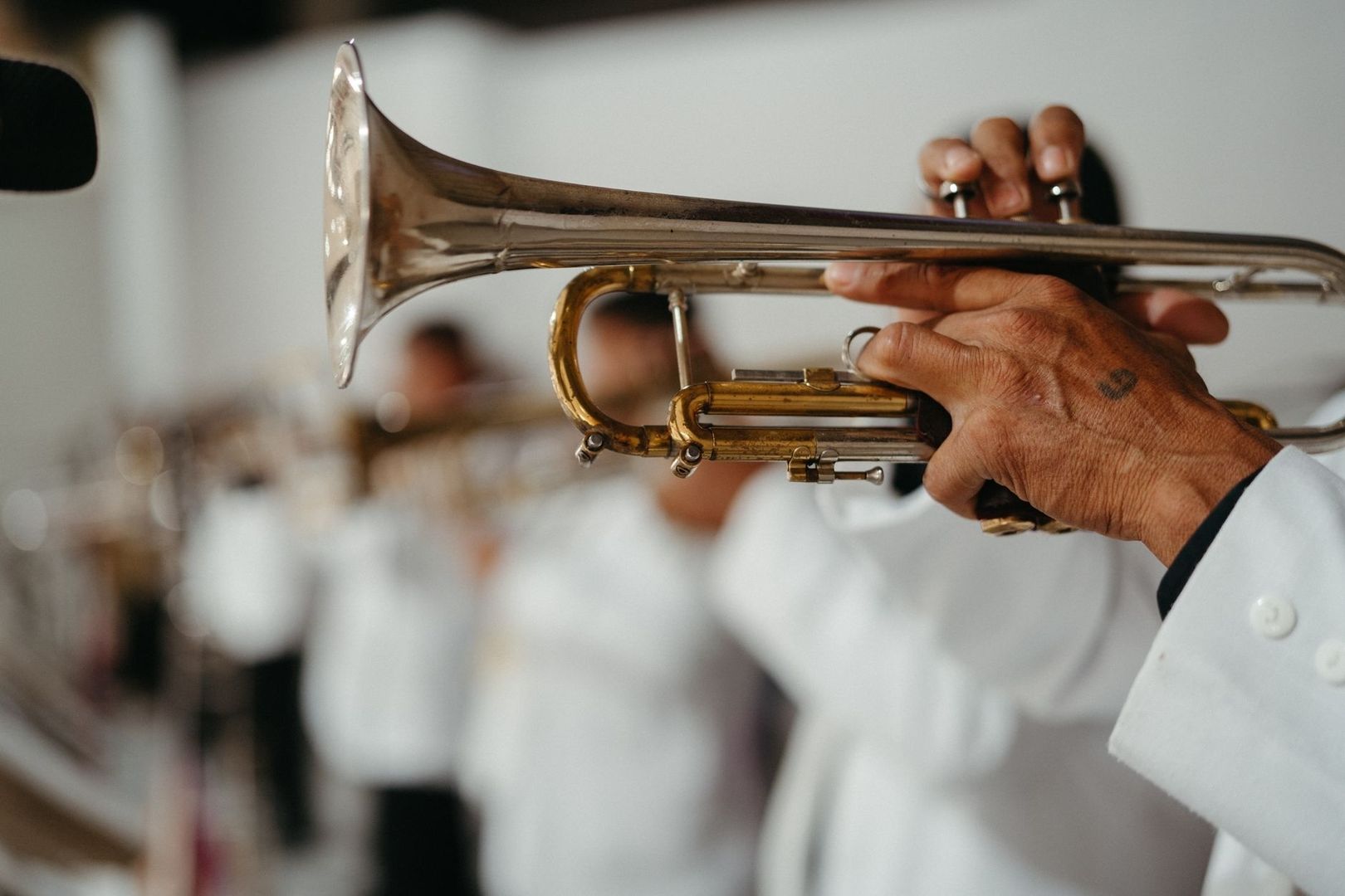 Gros plan sur un trompettiste jouant dans un ensemble de jazz