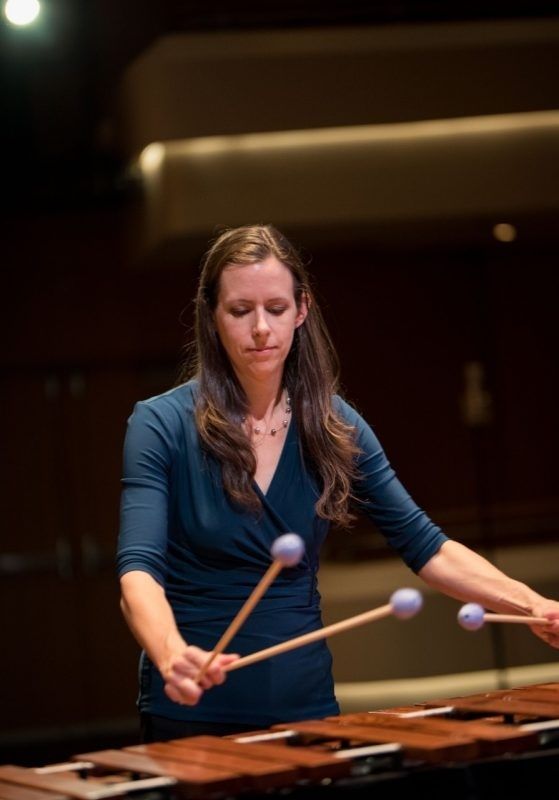 Vibraphoniste jouant dans une salle de concert faiblement éclairée